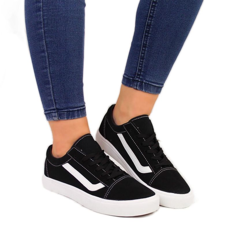 Niedrige Turnschuhe aus schwarzem und weißem Textil Atletico WY18081