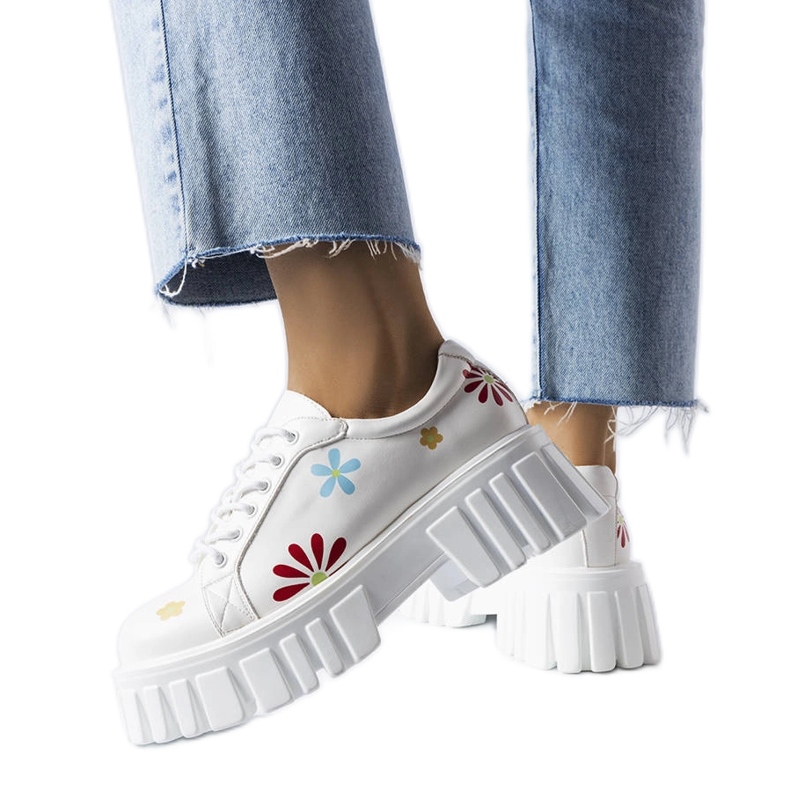 Weiße Brogues mit Zwillingsblumen verziert