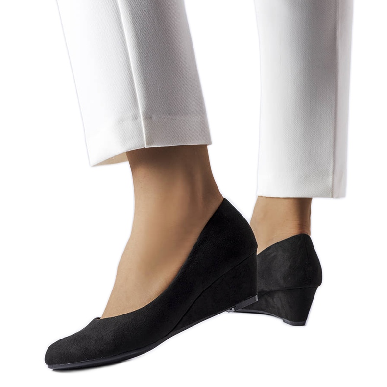 Schwarze Ballerinas mit niedrigem Keilabsatz von Pensee