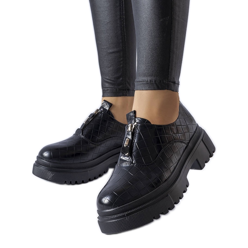 Schwarze Brogues mit Prägung von Travers