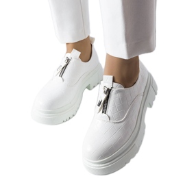 Weiße Brogues mit Travers-Prägung