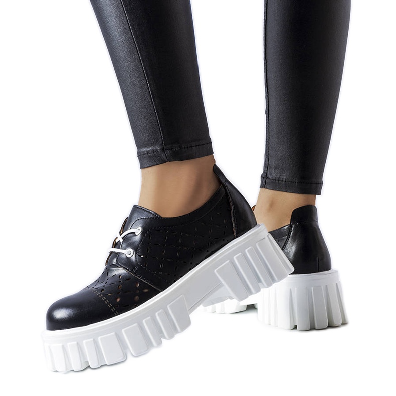 Schwarze durchbrochene massive Schuhe von Camus