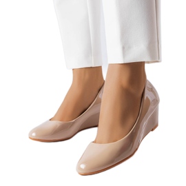 Beige lackierte Keilpumps von Casgra