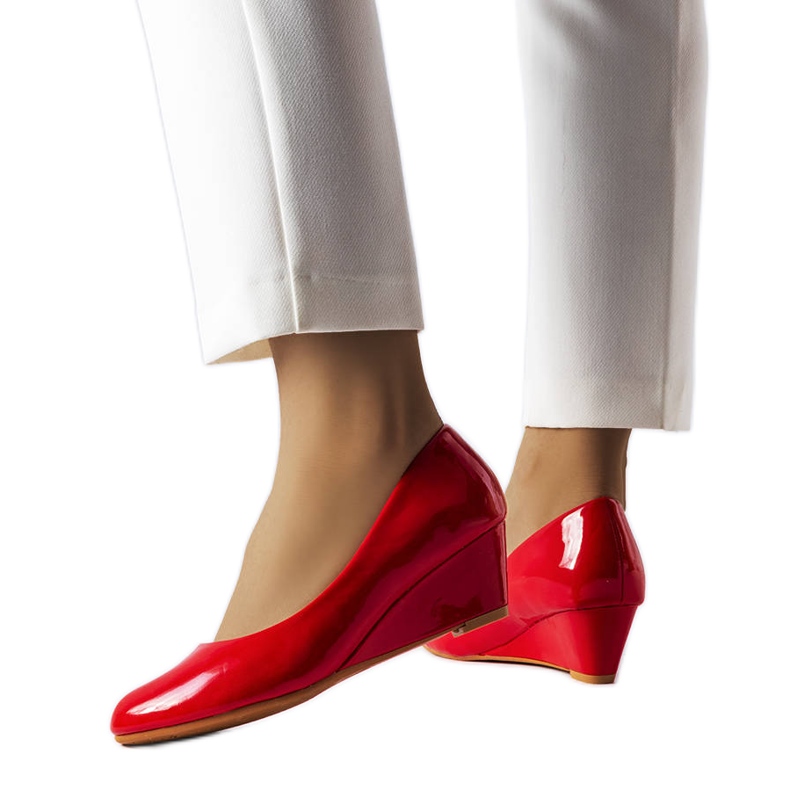Rote Pumps mit Keilabsatz von Casgra