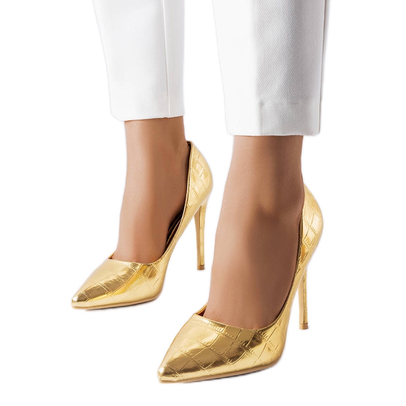 Goldnadeln mit Raison-Prägung verziert golden