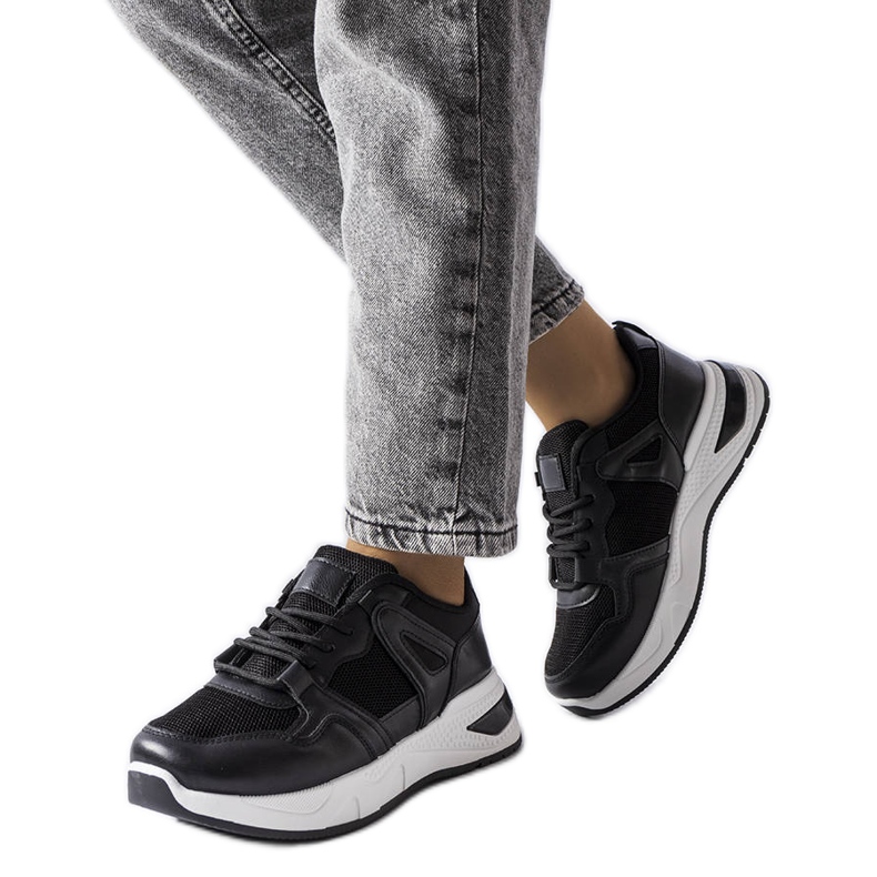 Schwarze Sneakers aus kombinierten Materialien von Caya