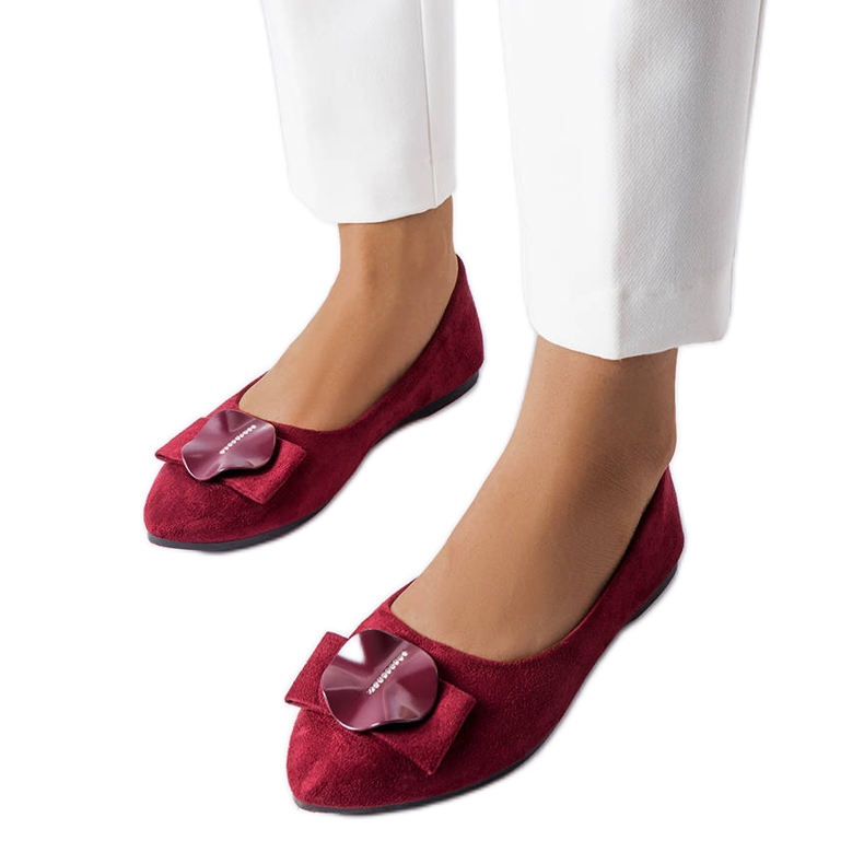 Burgunderrote Ballerinas, verziert mit Rémy-Strasssteinen