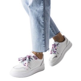 Weiße Turnschuhe mit Pryor-Band