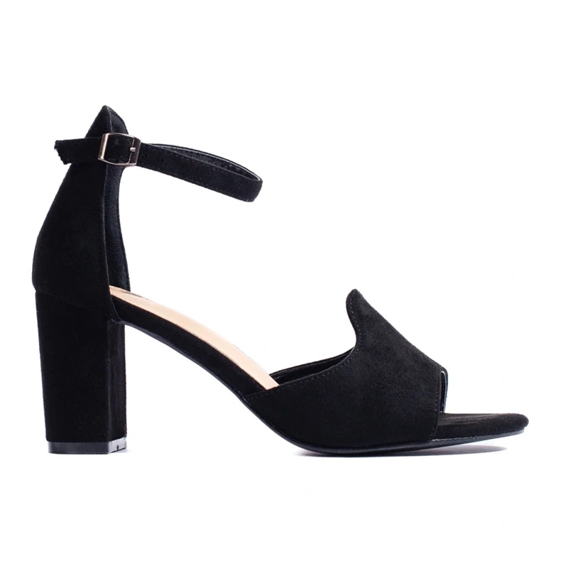 Schwarze Damensandalen auf der Post von W. Potocki