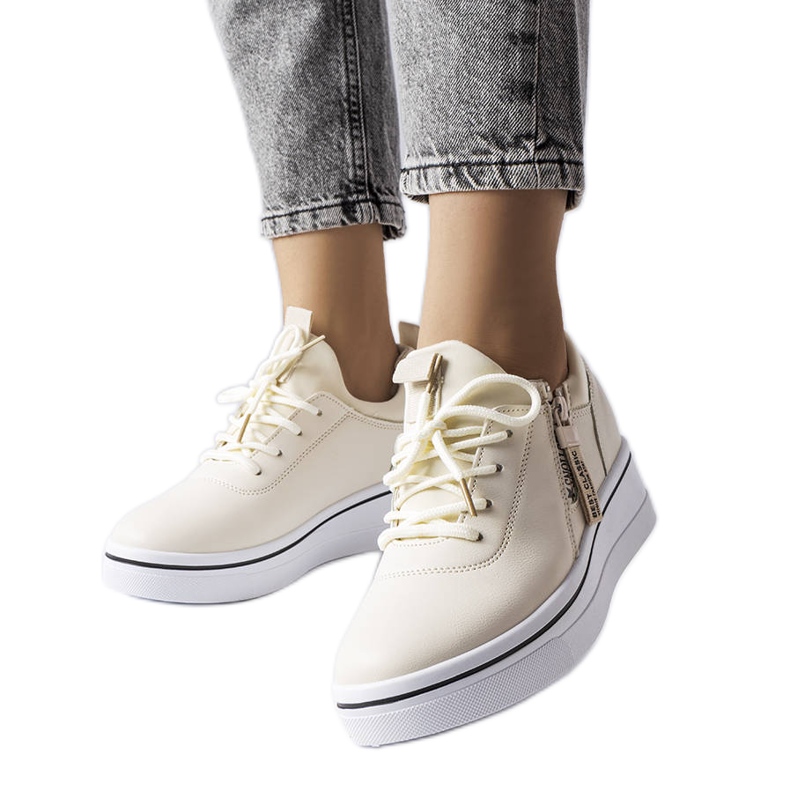 BM Beige Sneaker mit niedrigem Keilabsatz von Mathieu