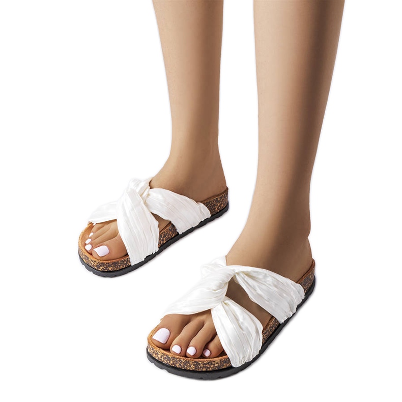 Weiße Pantoffeln mit Fresne-Stoff verziert