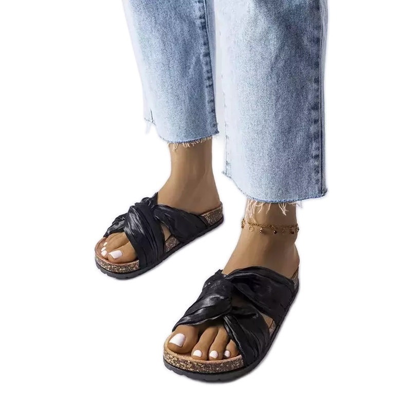 BM Schwarze Pantoletten mit Fresne-Material verziert