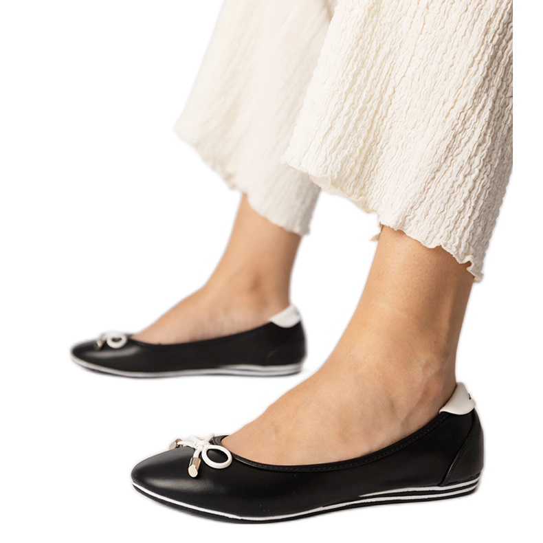 Schwarze Ballerinas verziert mit einer Schleife von Maddalena