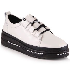 Leder lackierte bequeme Schuhe auf der beigen Plattform S.Barski LR29592