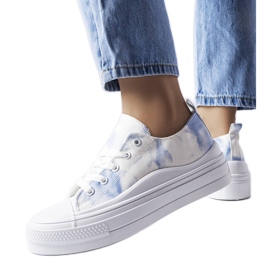 Weiße und blaue Turnschuhe von Rocheleau