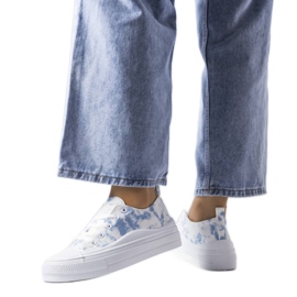 Weiße Sneakers mit blauem Akzent von Blais