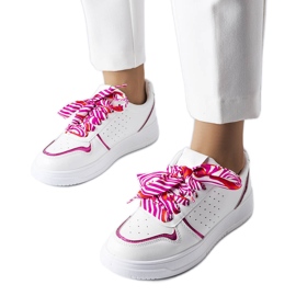 Weiße Turnschuhe mit Pryor-Band
