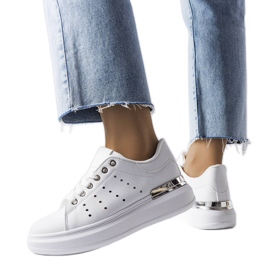 Weiße Sneakers mit farbiger Chalut-Perforation