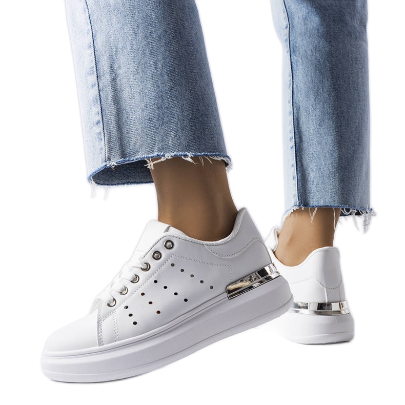 Weiße Sneakers mit farbiger Chalut-Perforation