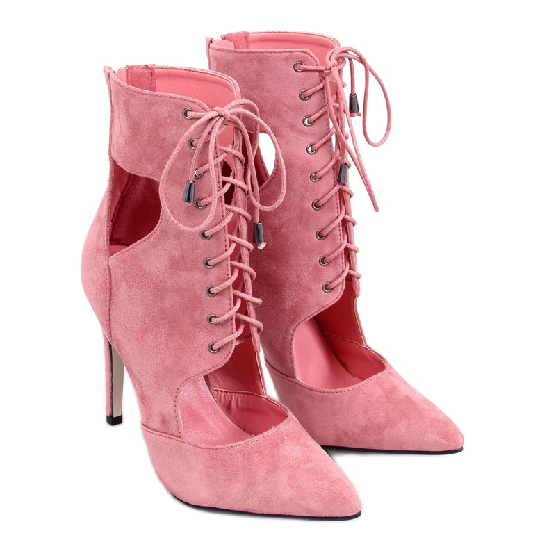 Stiefel, die an einer Demi Rosa-Anstecknadel ausgeschnitten sind