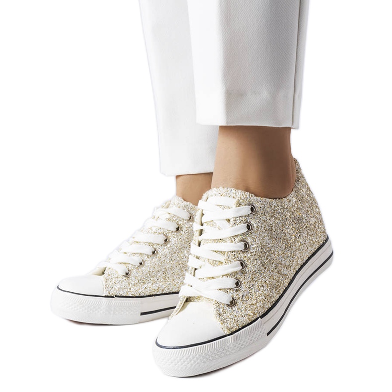 Goldene Sneaker mit niedrigem Keilabsatz von Garceau