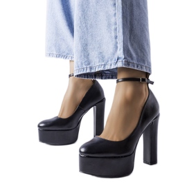 Schwarze Pumps mit hohem Absatz von Hervé