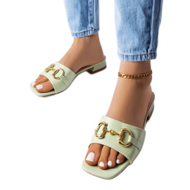 Grüne Sandalen mit hohem Absatz und Kette von Chabot