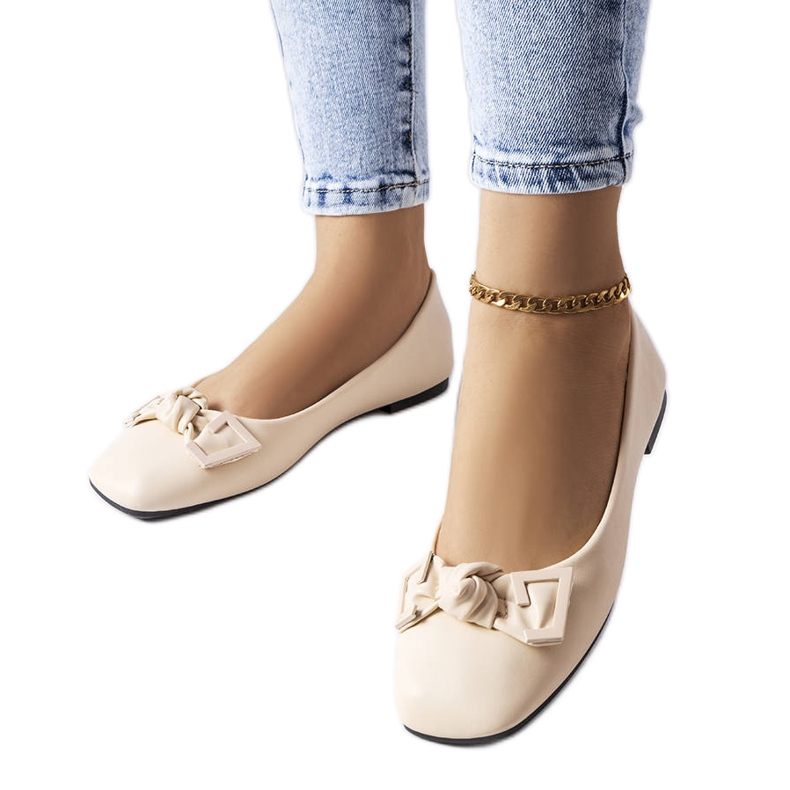 Hellbeige Ballerinas mit Schleife von Tabitha