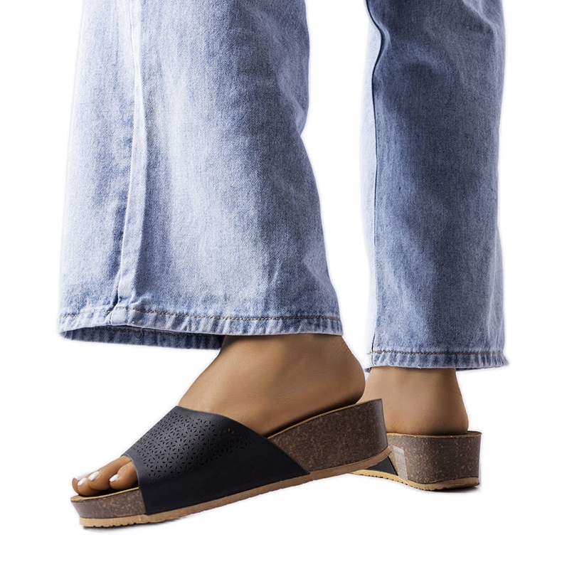 Schwarze Pantoletten mit durchbrochenem Keilabsatz von Bourque