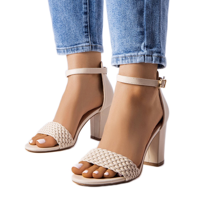 Evento Beige gewebte Sandaletten mit Blockabsatz von Oliveirinhas