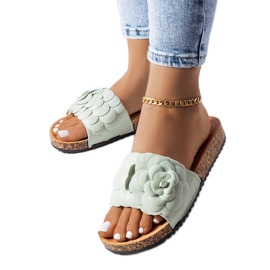 Grüne Sandalen, verziert mit einer Desaulniers-Blume