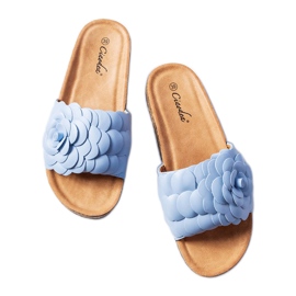 Blaue Sandalen, verziert mit einer Blume von Desaulniers