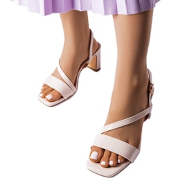 Lackledersandalen von Beaulac in Beige