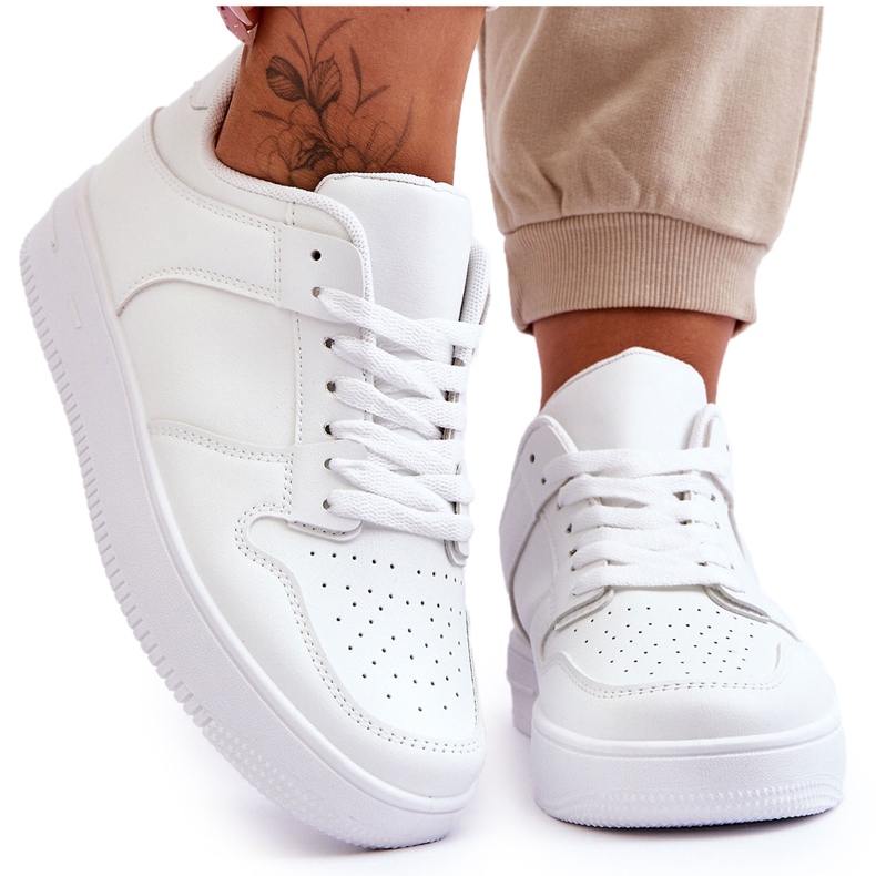 Klassische Sportschuhe auf weißer Larena-Plattform