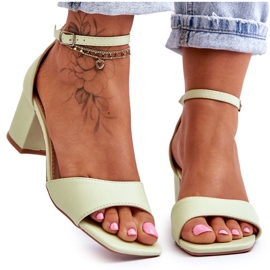 PG1 Öko-Leder-Sandalen auf einem niedrigen Absatz Hellgrün Whitney