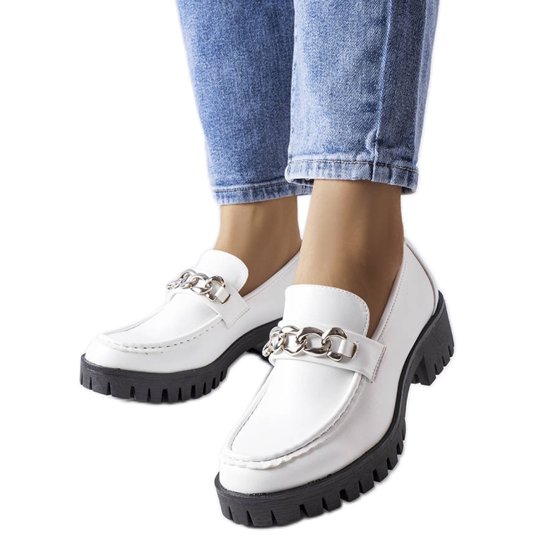 Weiße Loafer mit Traktorsohle von Faiz