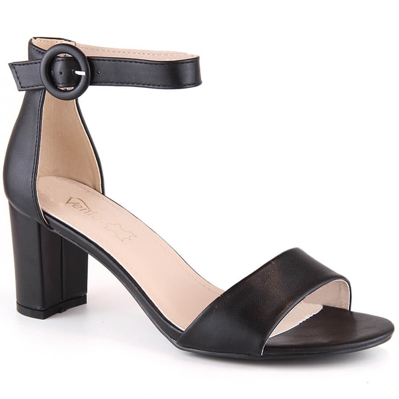 Schwarze Damensandalen auf der Post eVento 1617