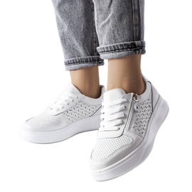 Weiße Lederschuhe, verziert mit einem Jezzi-Reißverschluss