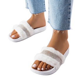 Weiße Fellpantoletten mit Zirkonia von Carrito