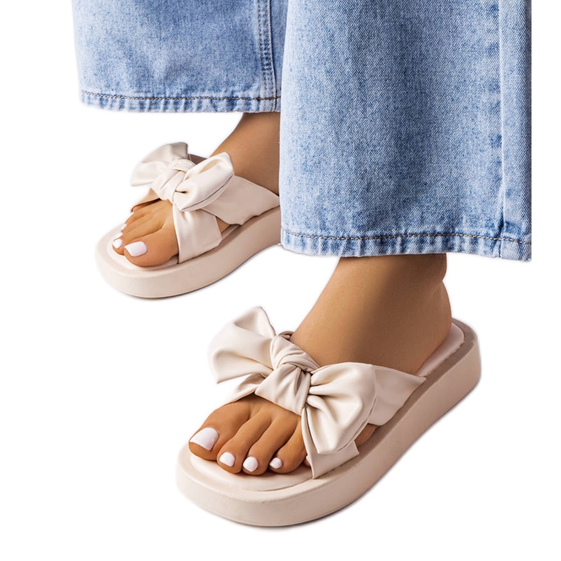 Beige Plateausandalen mit Schleife von Edvard