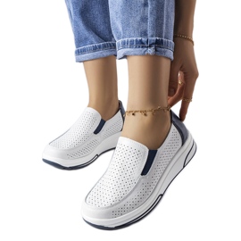 Weiße Lederschuhe mit Lochmuster von Aiglentina