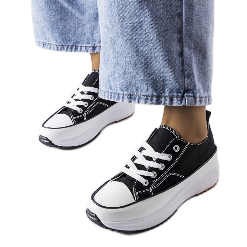 Schwarze Sportschuhe auf der McKeylor-Plattform