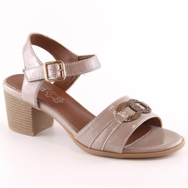 Beige lackierte Damensandalen auf der Post Jezzi SA69-31