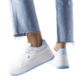 Weiße und blaue Turnschuhe auf der Lepage-Plattform