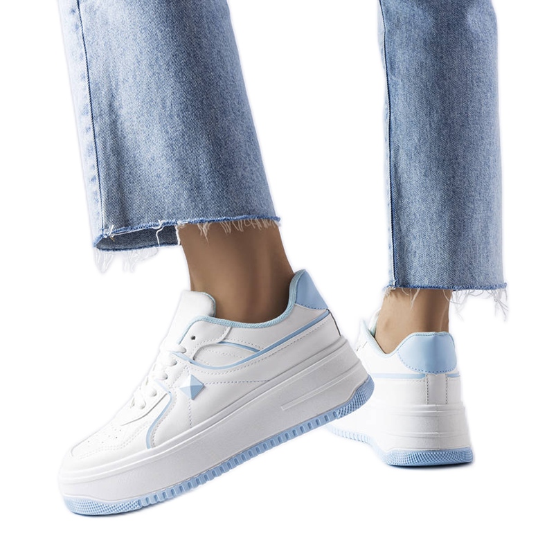 Weiße und blaue Turnschuhe auf der Lepage-Plattform