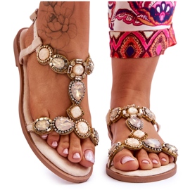 Flache Sandaletten aus beigefarbenem Wildleder mit Steinen