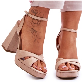 Beige kräftige Wildledersandalen mit eckigem Absatz