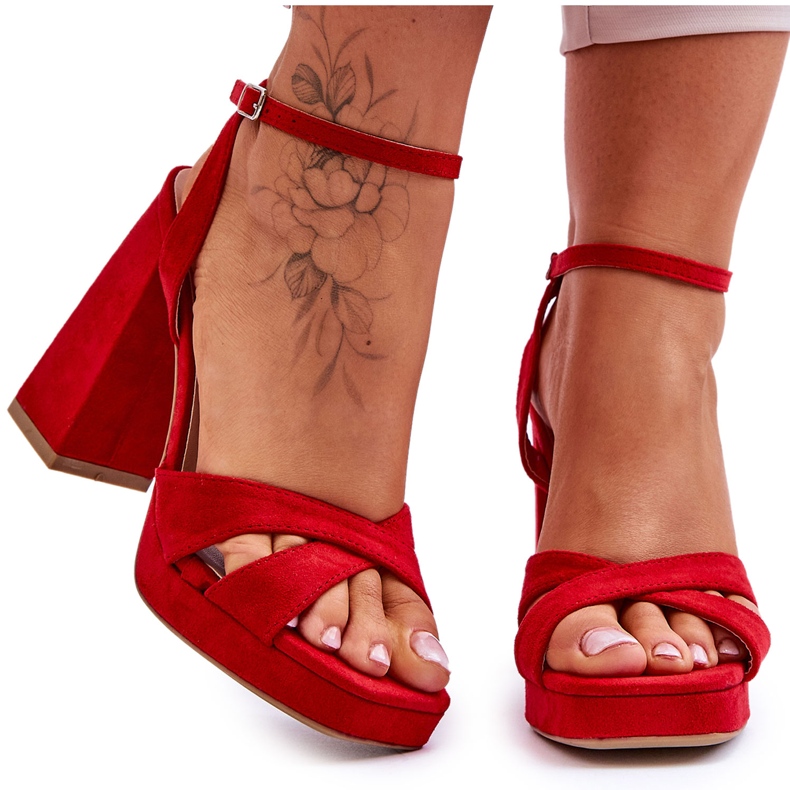 Rote kräftige Wildleder-Sandalen mit quadratischem Absatz