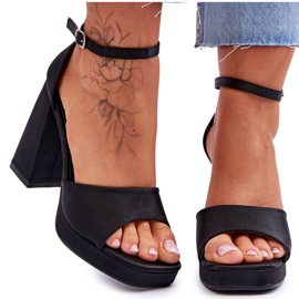 Satin-Sandalen auf massiven Absätzen Schwarze Ewigkeit
