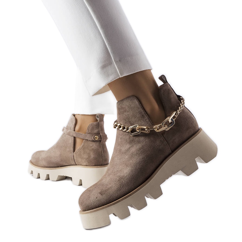Beige Lederstiefel, verziert mit einer Karino-Kette